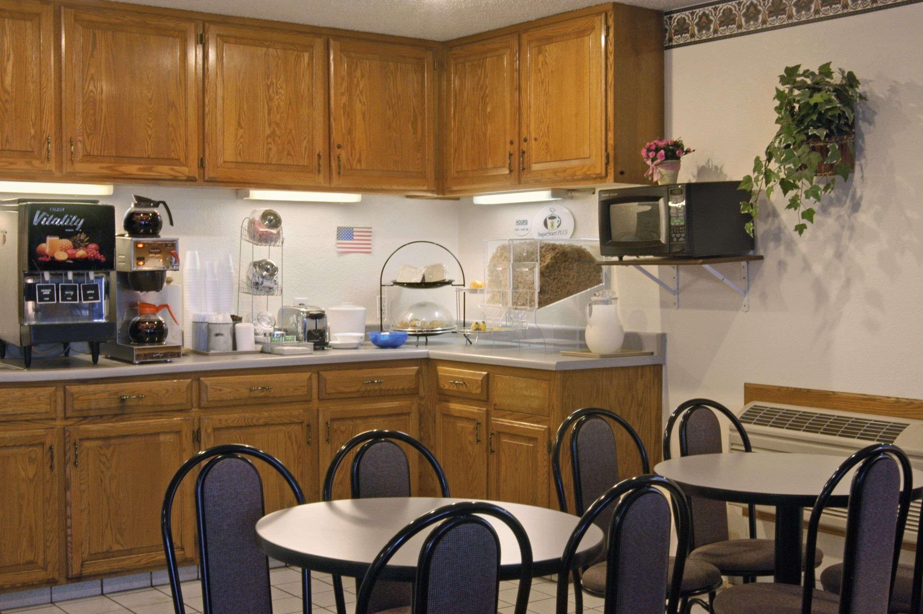 Hotel Super 8 By Wyndham Aransas Pass Restaurant photo